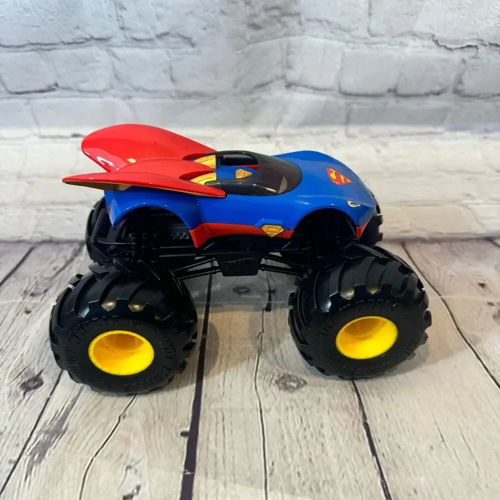 Monster Jam Superman 1:24 Scale Truck